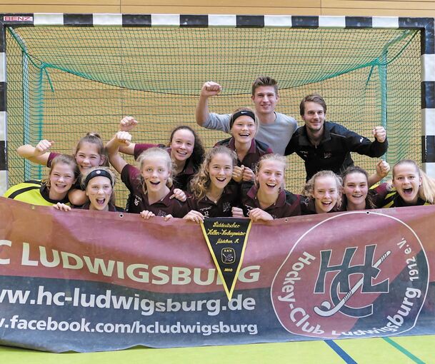 Die U 14-Mädchen des HC Ludwigsburg freuen sich über die deutschen Vizemeisterschaft. Torfrau Rebecca Götz und Verteidigerin Jessica Schwarz (Zweite und Dritte von rechts) werden ins Allstar-Team gewählt. Foto: privat