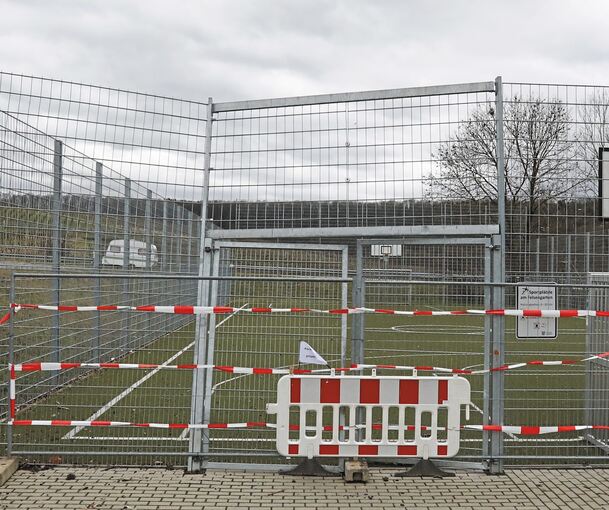 Spielen nicht möglich: das gesperrte Kleinspielfeld in Hessigheim. Foto: Ramona Theiss