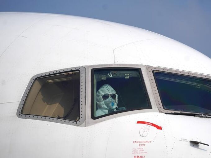 Pilot mit Maske