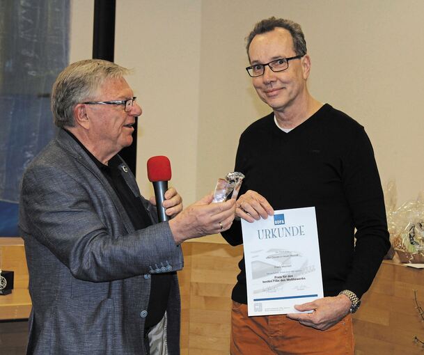Walter Reichart (links) überreicht einen Preis an Frank Melchert vom Ludwigsburger Filmclub. Foto: Friedrich Hog/privat