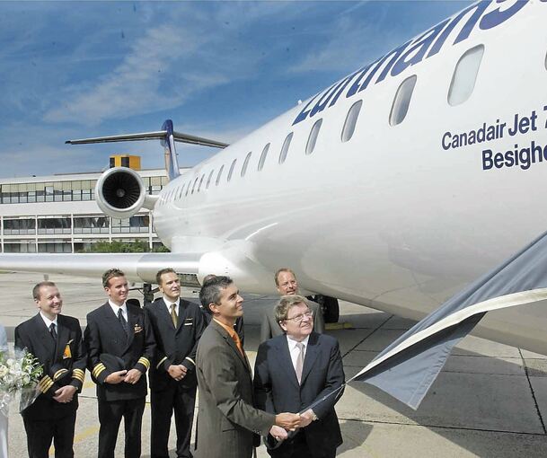Premiere: Bürgermeister Steffen Bühler (vorne links) und Matthias Kleinert enthüllen im Jahr 2004 in Frankfurt den Schriftzug. Archivfotos: Drossel