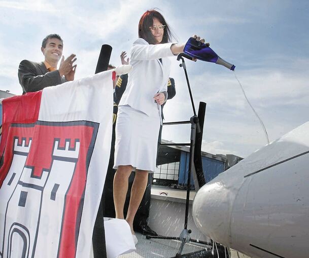 Prost: Ute Bühler tauft die Maschine stilecht mit Besigheimer Sekt.