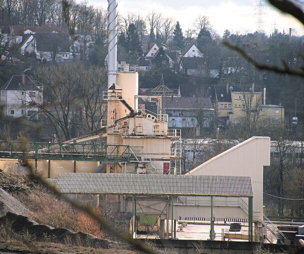 Das Asphaltmischwerk an der Enz bei Bissingen steht derzeit still. Ob es wieder in Betrieb geht, ist noch offen.Foto: Alfred Drossel