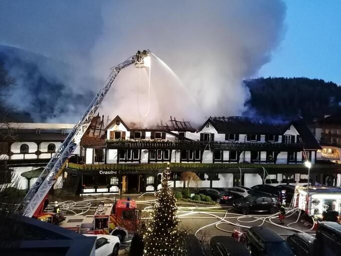 Einsatzkräfte löschen einen Brand im Hotel Traube Tonbach