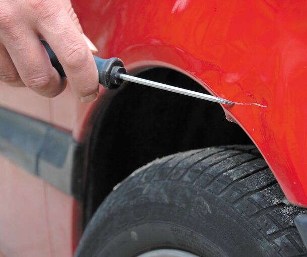 In Markgröningen richtet ein oder richten mehrere Unbekannte immer wieder Schäden an Autos an.