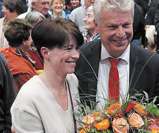 Jürgen Kessing und seine Frau beim Verkünden des Wahlergebnisses im Bietigheimer Rathaus.Foto: Alfred Drossel