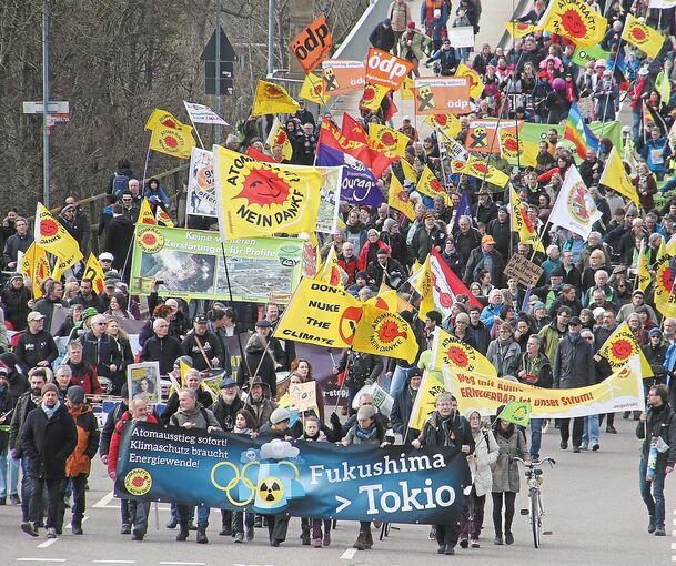 Von Kirchheim aus ziehen die Demonstranten zum Kernkraftwerk Neckarwestheim, um am Eingang der Anlage eine Kundgebung abzuhalten.Fotos: Alfred Drossel