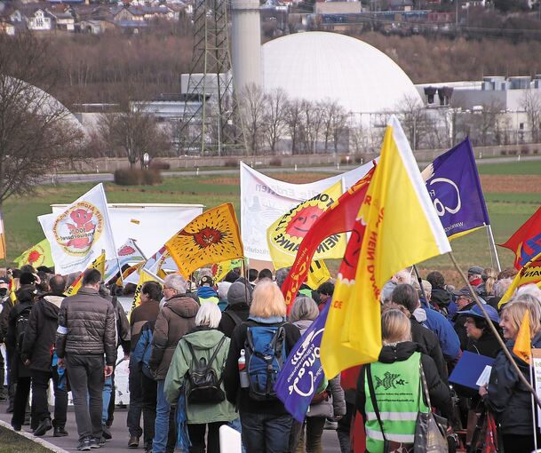 Von Kirchheim aus ziehen die Demonstranten zum Kernkraftwerk Neckarwestheim, um am Eingang der Anlage eine Kundgebung abzuhalten.Fotos: Alfred Drossel