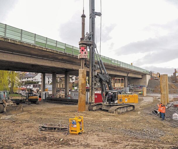 Baustelle im XXL-Format: In den nächsten drei Jahren wird die Gumpenbachbrücke ersetzt.Foto: Holm Wolschendorf