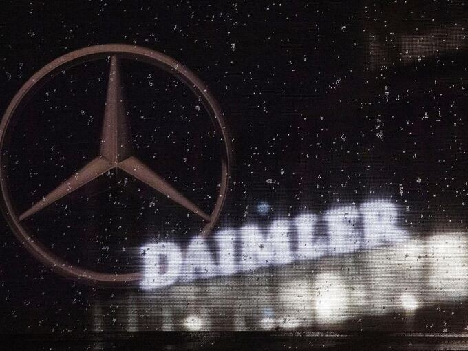 Daimler-Logo und Mercedes-Stern