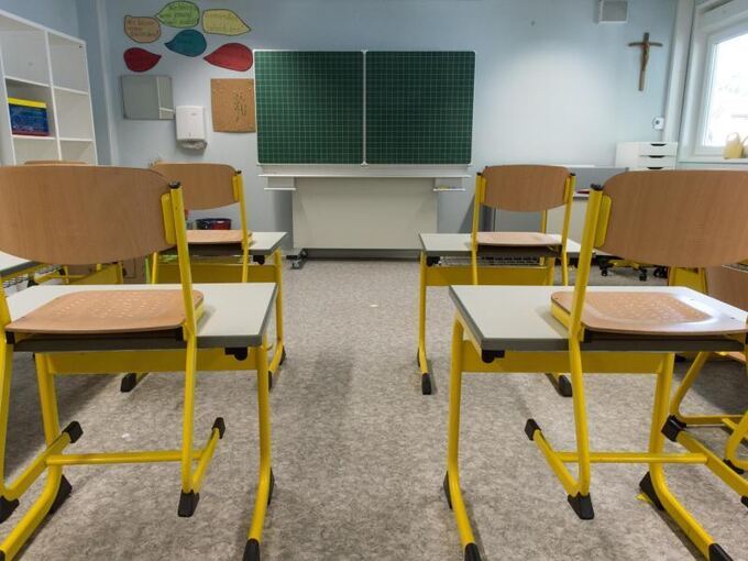 Leere Stühle in einem Klassenzimmer