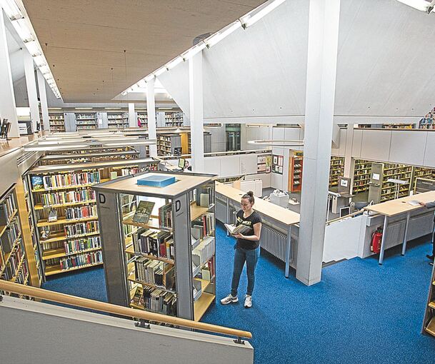 Das öffentliche Leben kommt zum Erliegen: Die Stadt schließt ihre Einrichtungen, darunter die Bücherei, das MIK und die Kinos.Archivfotos: LKZ