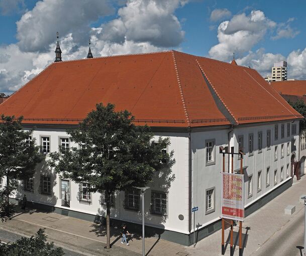 Das öffentliche Leben kommt zum Erliegen: Die Stadt schließt ihre Einrichtungen, darunter die Bücherei, das MIK und die Kinos.Archivfotos: LKZ