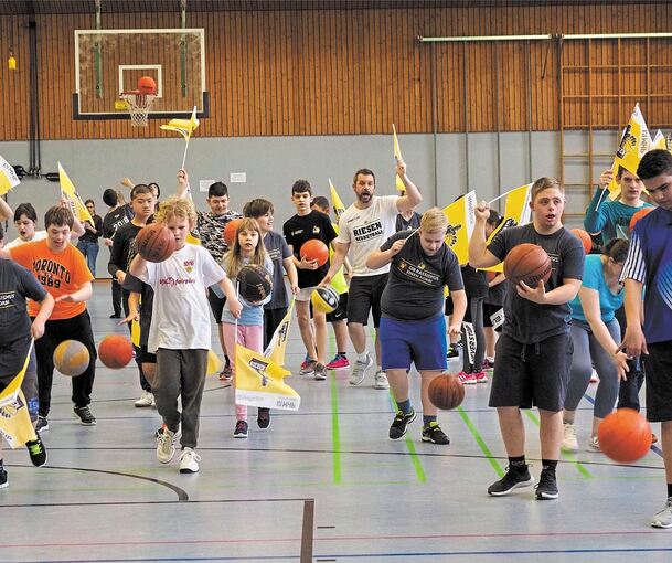 Einen Riesenspaß macht den Schülern des SBBZ das Training mit Basketball-Coach Mark Salzer. Foto: Holm Wolschendorf