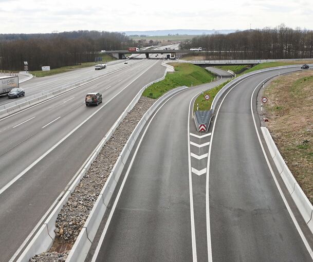 A 81-Anschlussstelle Zuffenhausen: Das Regierungspräsidium will hier jetzt einen Kanal austauschen und eine Brücke verbreitern, damit Autofahrer auf zwei Spuren von der B 10 auf die Autobahn in Richtung Heilbronn kommen. Foto: Ramona Theiss