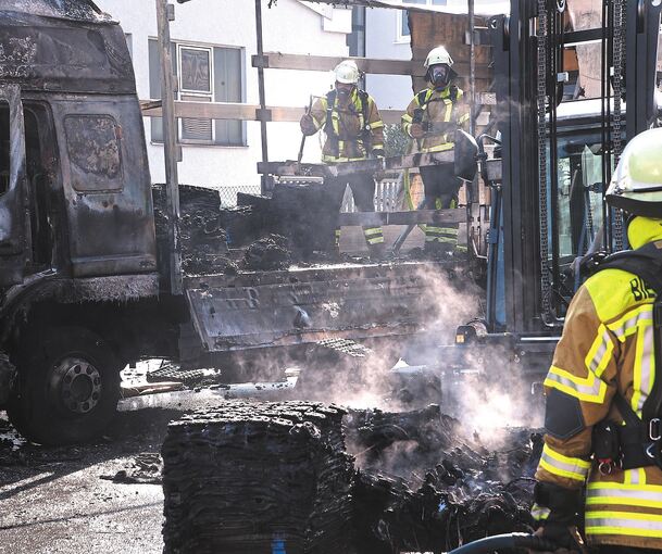 Die Feuerwehr konnte die Ladung nicht mehr retten. Foto: Alfred Drossel