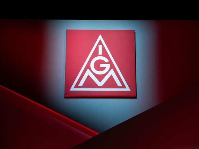Das Logo der IG Metall hängt über einer Bühne
