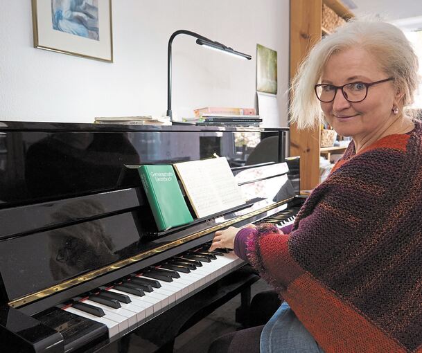 Katharina Schäfer spielt ab jetzt zweimal am Tag Klavier. Die Musik können Nachbarn und Passanten auf der Straße hören.Fotos: Andreas Becker