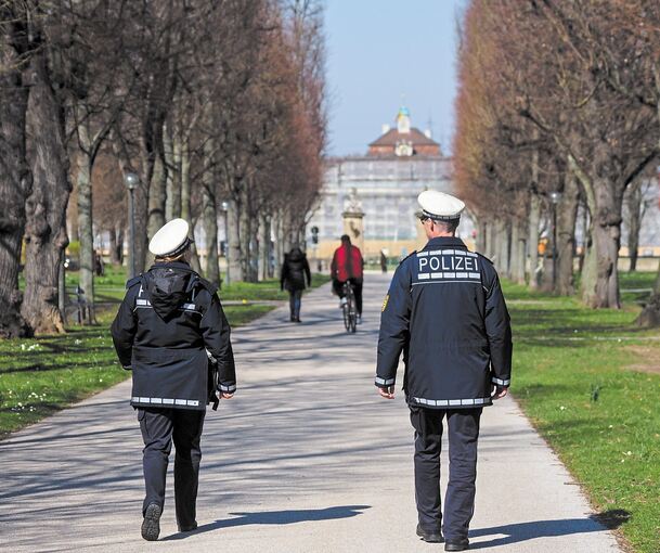 Polizeistreife vor dem Ludwigsburger Schloss: Steigende Corona-Einsätze sorgen nach Ansicht der GdP dafür, dass auch unter den Beamten intensiver über Ansteckungsgefahren gesprochen wird. Archivfoto: Holm Wolschendorf
