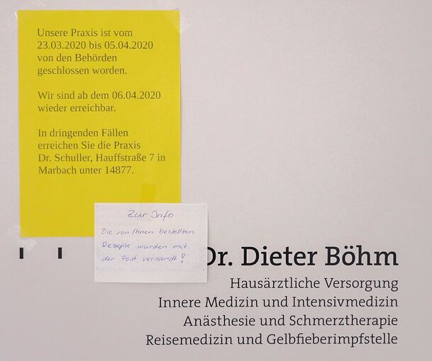 Ein Zettel an der Praxistür weist darauf hin, dass die Praxis geschlossen ist.Foto: Holm Wolschendorf