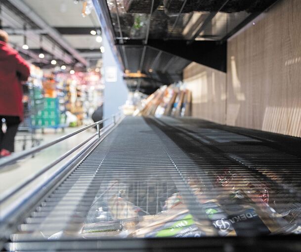 Wie hier in Göppingen sind auch im Kreis Ludwigsburg in vielen Läden manche Regale leer. Grund zur Panik ist das aber nicht, sagt der Handelsverband Baden-Württemberg. Foto: Tom Weller/dpa