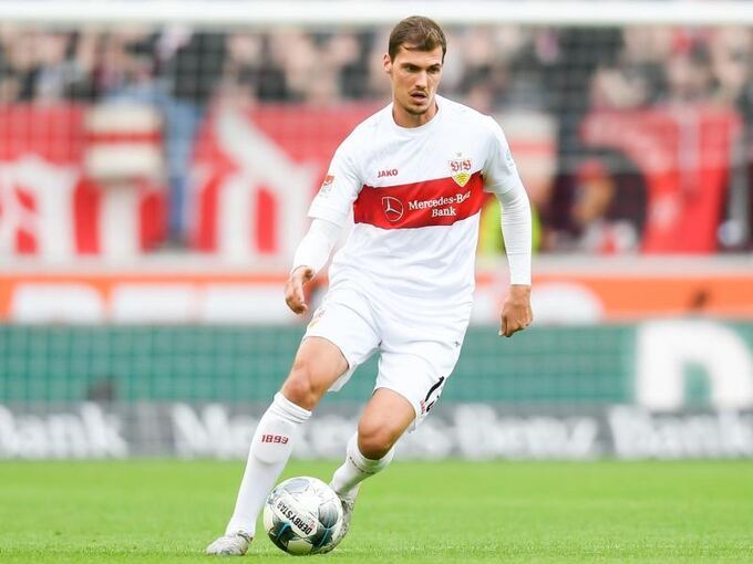 Pascal Stenzel vom VfB Stuttgart in Aktion