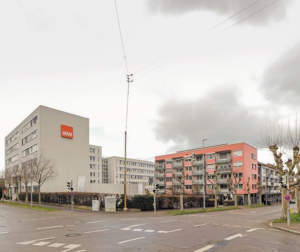 Ecke Hohenzollern-/Elmar-Doch-Straße in der Südstadt: Die Wüstenrot Haus- und Städtebau GmbH will den Parkplatz vorne (von Hecke umrandet) mit einem Bürogebäude belegen. Nach dem Abriss der beiden alten Büroblöcke rechts (rotes Gebäude sowie das L-fö