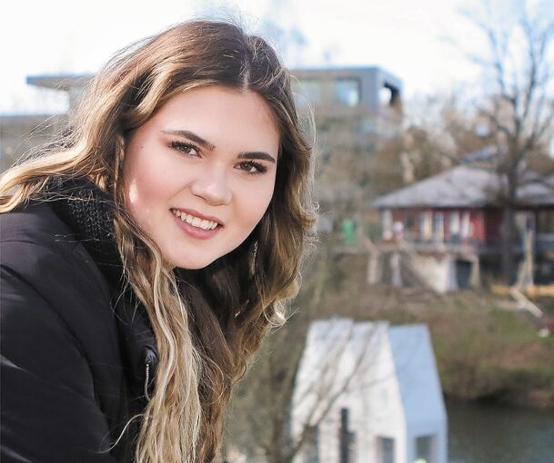 Johanna weiß, wie man in die Kamera lächelt – auch zu Hause in Remseck. Foto: Ramona Theiss