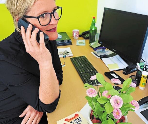 Silke Rapp vom Verein Tragwerk kümmert sich am Telefon um die Hilfsbedürftigen. Foto: privat