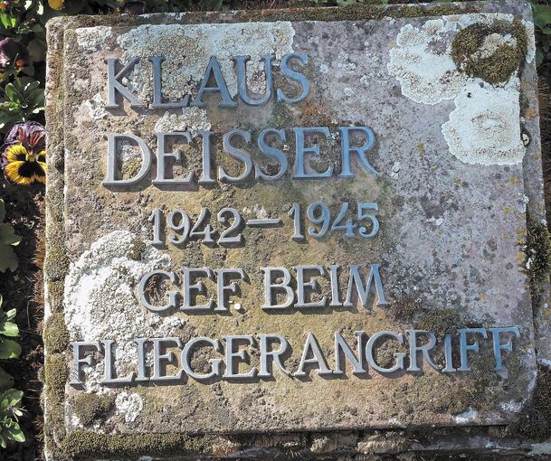 Auf dem alten Friedhof von Bissingen gibt es noch ein Gräberfeld der zivilen Opfer des Zweiten Weltkriegs. Der knapp dreijährige Klaus Deisser – hier zu sehen mit seiner Seifenkiste – war das jüngste Opfer des Kriegs in Bissingen.Fotos: Alfred Drosse