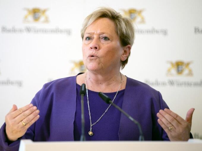 Kultusministerin Susanne Eisenmann (CDU) gibt ein Statement
