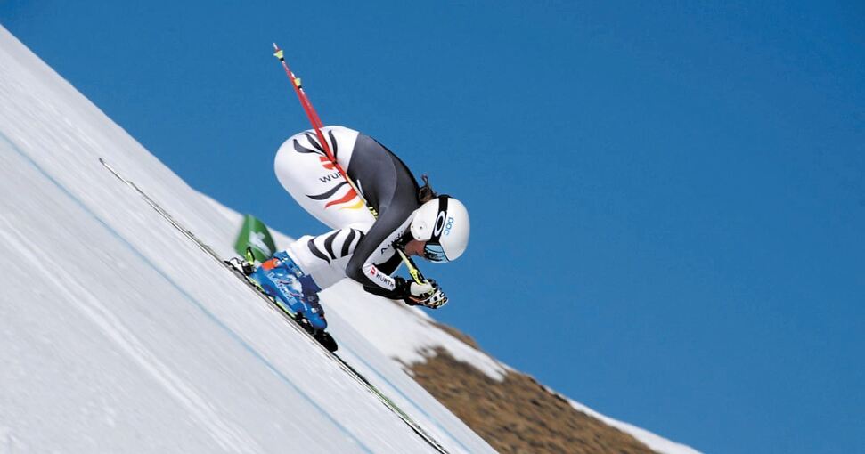 In tiefer Hocke steile Hänge hinab: Johanna Neubrand erzielt im Speedski Höchstgeschwindigkeiten. Foto: privat