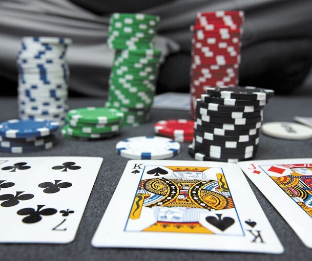 Trotz Corona-Verordnung: In der Südstadt haben sich am Sonntag 8 Personen in einem illegalen Pokerclub getroffen. Archivfoto: dpa