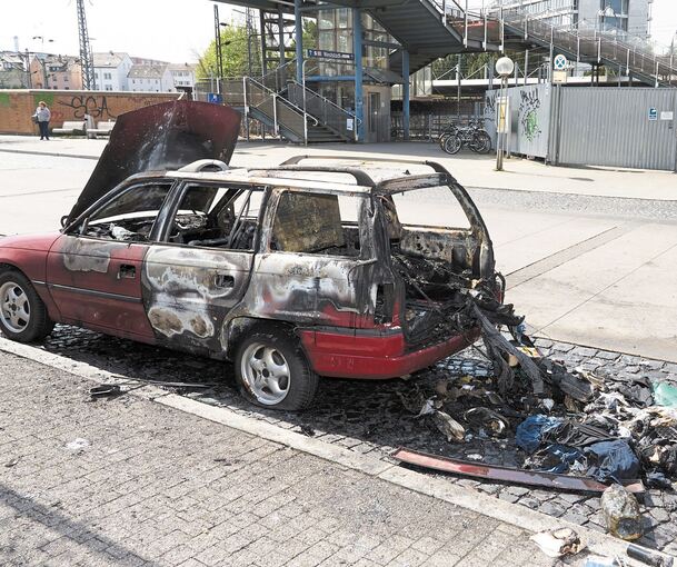 Ein abgestellter Opel fängt Feuer und brennt völlig aus. Foto: Andreas Becker