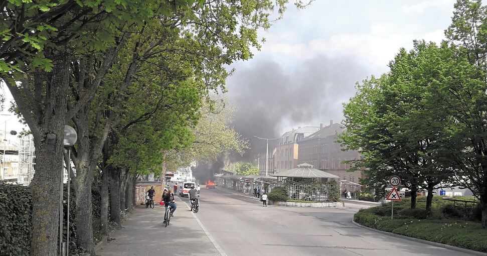 Schon von weit her zu sehen: Dunkle Rauchsäule durch den Autobrand am Busbahnhof. Foto: Jordan/privat