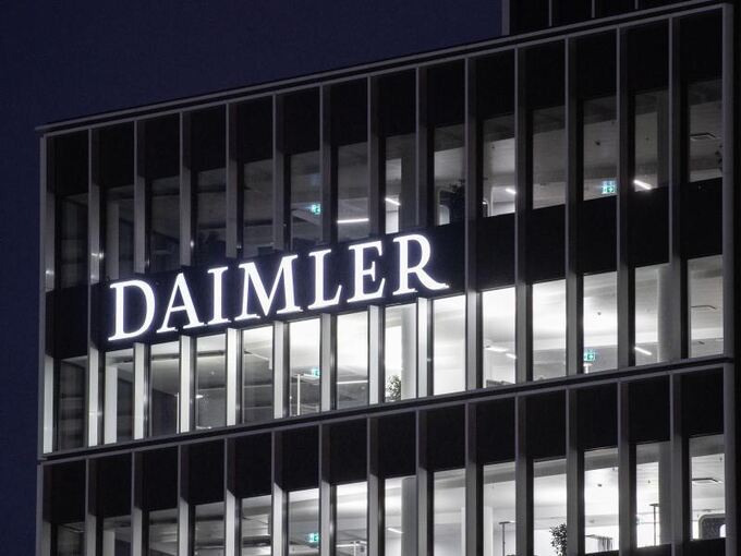 Logo der Daimler-AG an der Konzernzentrale