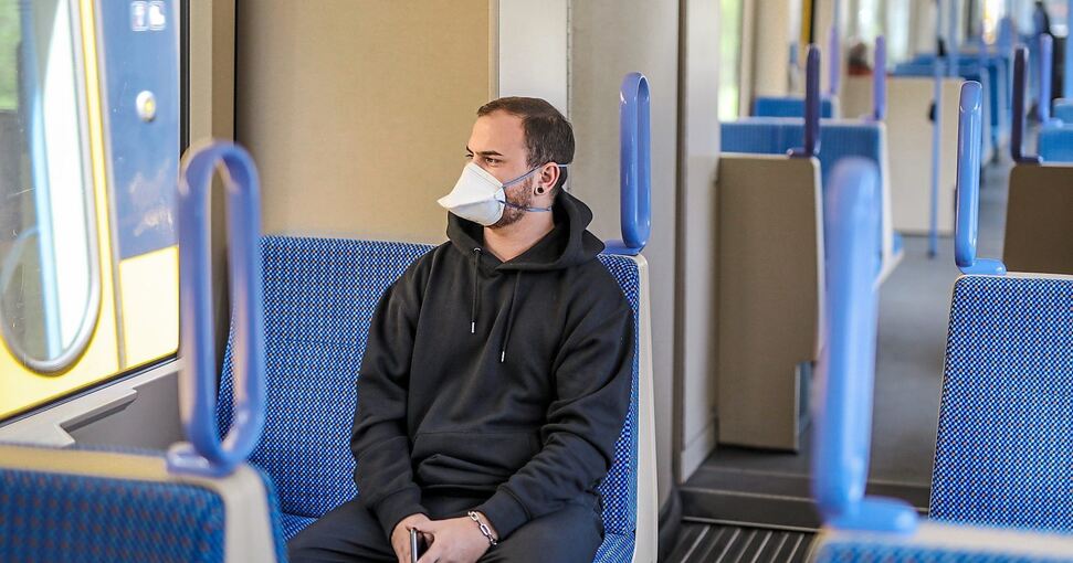Die Maske in der Bahn bleibt bis April Standard Foto: Christoph Schmidt/dpa