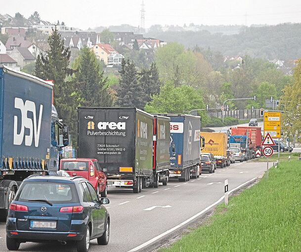 Stau vor der Neckarbrücke: Eine Umfahrung im Westen soll Abhilfe schaffen. Archivfoto: Ramona Theiss