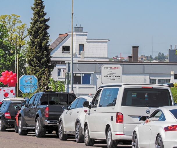 Schon vor dem Start des Verkaufs reihen sich die Autos die Teinacher Straße entlang.