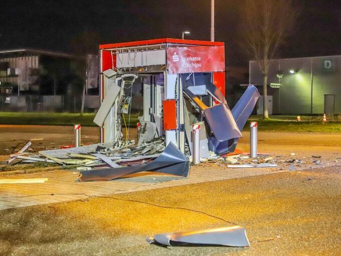 Unbekannte haben einen Geldautomaten gesprengt