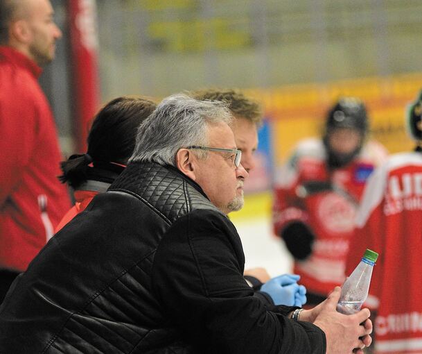 Routinier an der Bande: Trainer Peter Kürten hat jetzt mit den Bietigheimer Frauen Erfolg. Foto: Alexander Richter