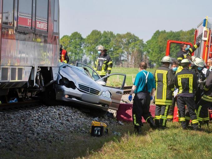 Zug erfasst Auto an Bahnübergang - drei Tote