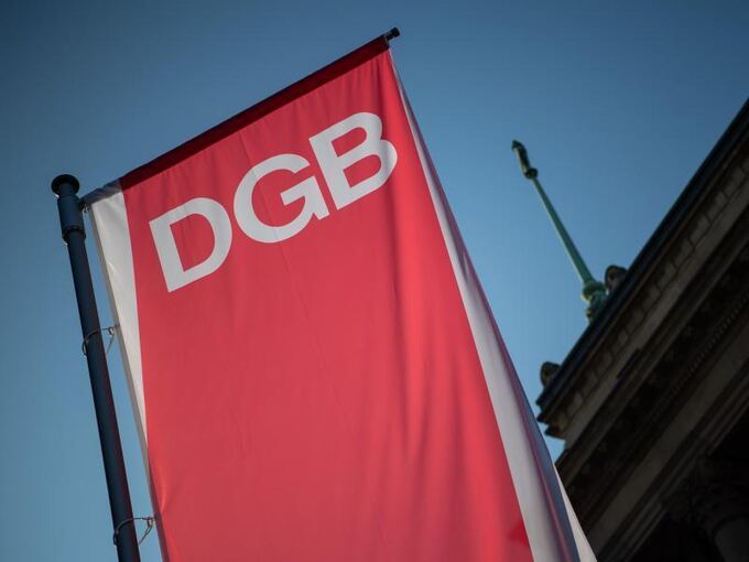 Die Fahne des Deutschen Gewerkschaftsbundes (DGB) weht