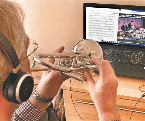 Bitte Abstand halten: Zwei Hornisten haben – mit Augenzwinkern – extra die Instrumente getauscht, um auf Abstand proben zu können, auch die Trompeter widmen sich neuen digitalen Möglichkeiten.Fotos: privat