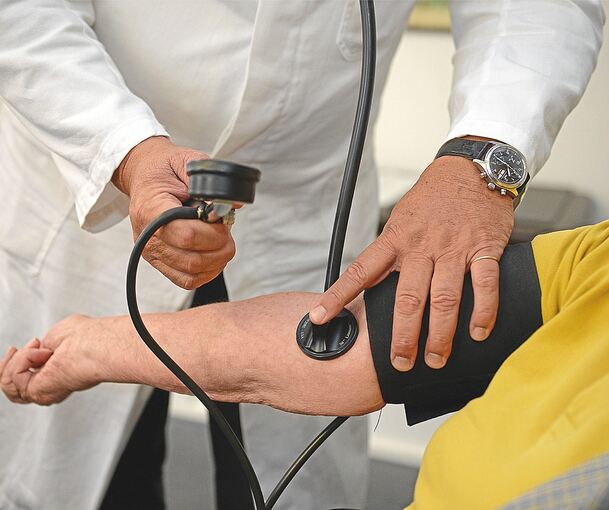 Ein Arzt misst den Blutdruck eines Patienten. Wegen eines Protestes bleiben nächste Woche auch im Kreis Ludwigsburg einige Arztpraxen geschlossen. Archivfoto: Bernd Weißbrod/dpa