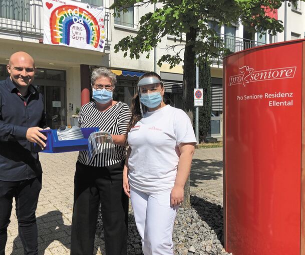 Maskenübergabe: Dominik Gallo mit Heimleiterin Annemarie Keske und Krankenschwester Valentina Stanic (v. l.). Foto: privat