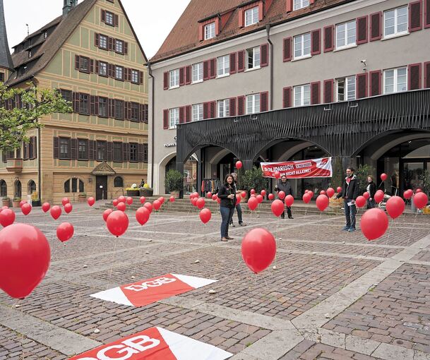 Luftballons auf dem Marktplatz. Der DGB lässt seine 1. Mai-Kundgebung ausfallen. Foto: Andreas Becker