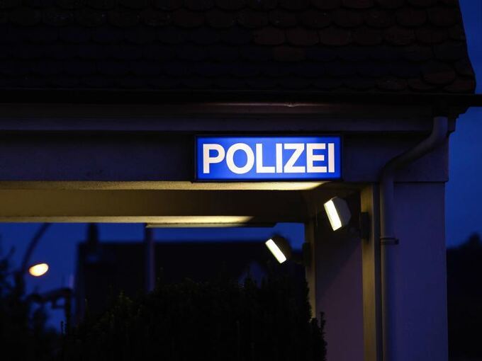 Ein Schild "Polizei" weist auf eine Polizeiwache hin