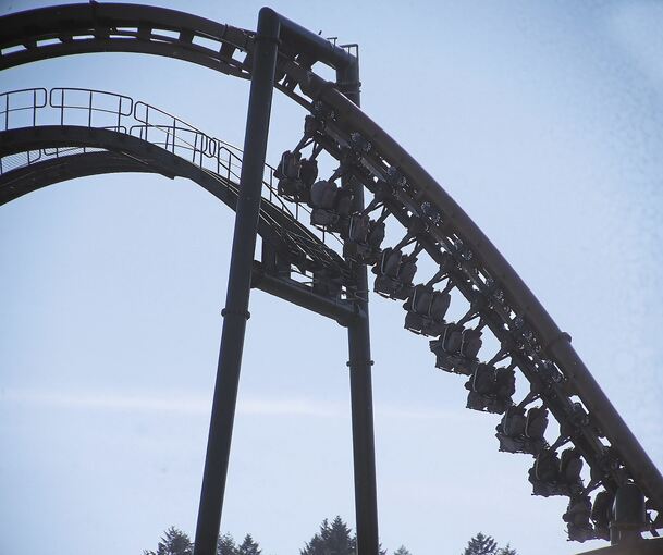 Die neue Achterbahn „Hals über Kopf“ im Erlebnispark Tripsdrill macht ihrem Namen alle Ehre.Fotos: Alfred Drossel