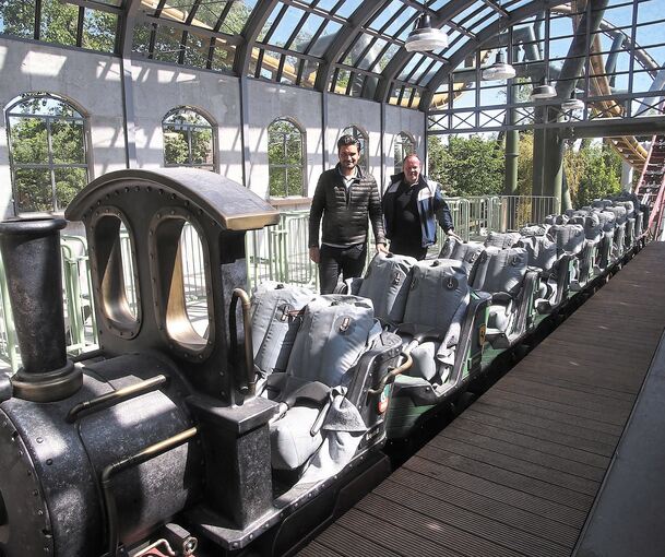 Benjamin (links) und Andreas Fischer im Bahnhof des „Volldampf-Zügles“.
